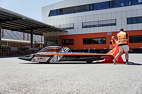 W obecności mediów studenci zaprezentowali tegoroczny model „Silvretta” – jeszcze bardziej aerodynamiczny niż jego poprzednik. (Źródło: Gebrüder Weiss / Fotowerk Lampelmayer) 