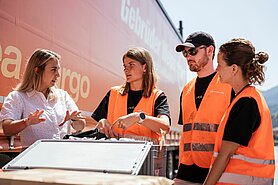 Katharina Zimmerling, Country Manager Air & Sea Zurich, omawia ze studentami ostatnie szczegóły dotyczące specjalnej przesyłki. (Źródło: Gebrüder Weiss / Fotowerk Lampelmayer) 