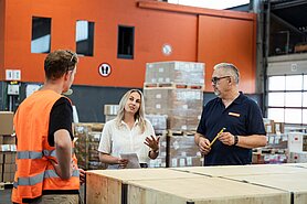 Pojazd został zapakowany do specjalnie zaprojektowanej skrzyni i zabezpieczony do transportu lotniczego w oddziale w Wolfurt. (Źródło: Gebrüder Weiss / Fotowerk Lampelmayer)